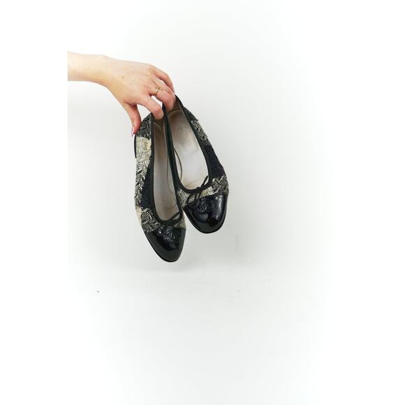 Chanel Black and White Tweed Cap Toe Flats, FR 38 - Picture 5 of 15